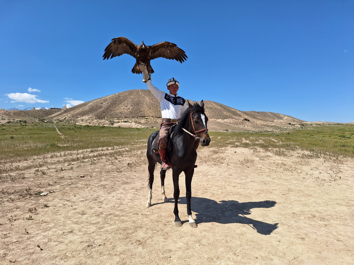 Photo05-04Kyrgyzstan-07D07N-eagle hunter